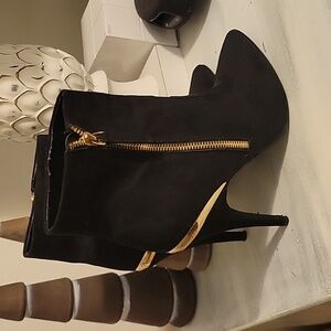 Guess Black Swede Heeled Booties SZ 9M